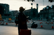 Γυναίκα με βαλίτσα στο χέρι σε ταξιδιωτικό προορισμό