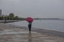 Άτομο περπατά με ομπρέλα 