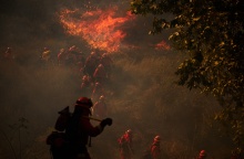 Πυροσβέστες επιχειρούν για την κατάσβεση φωτιάς στην Καλιφόρνια