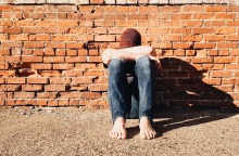 Αγόρι που κρύβει το πρόσωπό του - Εικόνα που παραπέμπει σε bullying