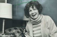 Άλις Μανρό: Έλληνες κριτικοί και συγγραφείς απαντούν για τη διαμάχη γύρω από τη συγγραφέα και το έργο της.