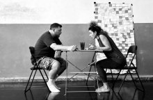 Anser: Συνέντευξη με τον ράπερ για τον πρωταγωνιστικό του ρόλο στη θεατρική παράσταση «Η Ατζέντα» που σκηνοθετεί ο Δημήτρης Αγοράς στο Altera Pars.