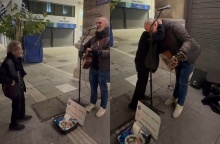 Ο Σταύρος Ξαρχάκος αγκάλιασε πλανόδιο μουσικό που ερμήνευε τραγούδι του