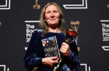 Η Βρετανίδα συγγραφέας Σαμάνθα Χάρβεϊ κέρδισε το βραβείο Booker 2024 για το μυθιστόρημά της «Orbital», που εκτυλίσσεται στο διάστημα