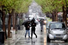 Με βροχές, καταιγίδες και πτώση της θερμοκρασίας ο καιρός την Παρασκευή - Σε ποιες πόλεις θα χιονίσει