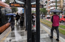 Άτομο με ομπρέλα εν μέσω βροχής