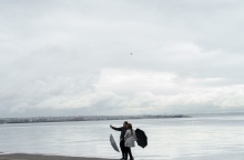 Πολίτες με ομπρέλα φωτογραφίζονται 