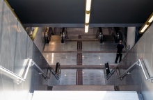 Σκάλες που οδηγούν σε σταθμό του  μετρό