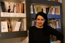 Η Κατερίνα Χανδρινού μιλάει για το «Χωλ», το τέταρτο βιβλίο της, που κυκλοφορεί από τις Εκδόσεις Κείμενα.