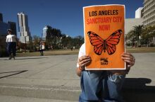 Το Λος Άντζελες αυτοανακηρύσσεται «ασφαλές καταφύγιο» για μετανάστες και ΛΟΑΤΚΙ νέους - Η δεύτερη μεγαλύτερη πόλη των ΗΠΑ στέλνει μήνυμα στον Ντόναλντ Τραμπ