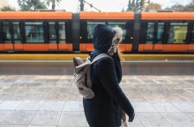 Άτομο ντυμένο με μπουφάν, κασκόλ για να μην κρυώνει από το κρύο