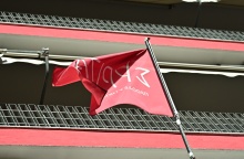 Σημαία έξω από τα γραφεία του ΣΥΡΙΖΑ