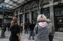 Άτομα περιμένουν σε ουρά για το ΑΤΜ