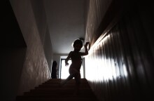 Φιγούρα παιδιού που κατεβαίνει σκάλες