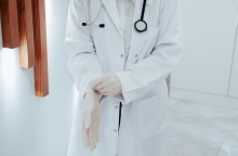 Γιατρός που φορά τα γάντια του