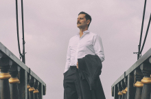 Κερδίστε διπλές προσκλήσεις για την παράσταση «Manolis / καρδιά σε τέσσερις χορδές»