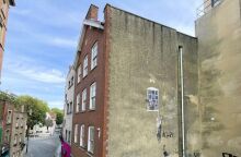 Banksy: Το έργο του διάσημου street artist «Well Hung Lover» θα πωληθεί μαζί με το κτίριο του Μπρίστολ στο οποίο είναι ζωγραφισμένο