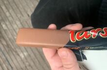 Βρετανία: Η λεία επιφάνεια μιας μπάρας σοκολάτας Mars εξασφάλισε αποζημίωση 2 λιρών στον αγοραστή της - Και φήμη στο διαδίκτυο