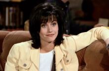 Η Κόρτνεϊ Κοξ αποκάλυψε ποιο ρούχο της Μόνικα θα κρατούσε από τα «Φιλαράκια»