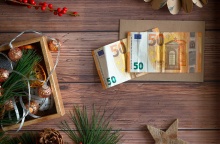 Χρήματα δίπλα σε δώρο για τα Χριστούγεννα