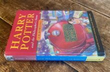 Βρετανία: Σπάνια πρώτη έκδοση του «Ο Χάρι Πότερ και η Φιλοσοφική Λίθος» πωλήθηκε 36.000 λίρες - Ένα από τα μόλις 500 σκληρόδετα αντίτυπα που εκδόθηκαν το 1997