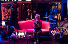  John: Η παράσταση απαιτεί από τον θεατή να αποδεχτεί το ανοίκειο