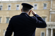 Ποιος είναι το βύσμα του αστυνομικού της Βουλής;