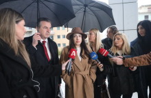 Η Ιωάννα Παλιοσπύρου, συνοδευόμενη από τους δικηγόρους της στο Εφετείο Αθηνών