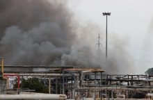 Πυκνοί καπνοί από την έκρηξη σε διυλιστήριο στη Φλωρεντία