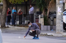 Οι αρχές μάζεψαν κάλυκες από το σημείο των πυροβολισμών με δύο νεκρούς στη Γλυφάδα