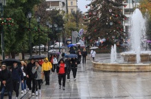 Πολίτες με ομπρέλες εν μέσω βροχής στο Σύνταγμα