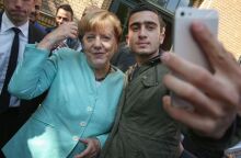 Ο Σύρος πρόσφυγας που βγήκε σέλφι με την Άνγκελα Μέρκελ το 2015 θέλει να μείνει στη Γερμανία - Αναζωπυρώνεται η πολιτική αντιπαράθεση για τους αιτούντες άσυλο 