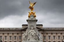 Βρετανία: Μέλη του προσωπικού των ανακτόρων του Μπάκιγχαμ ερευνώνται για επεισόδιο σε μπαρ όπου διασκέδαζαν - Ξέφυγε από τον έλεγχο η κατάσταση, σύμφωνα με ΜΜΕ