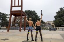 Ελβετία: Γυμνόστηθα μέλη της ουκρανικής φεμινιστικής οργάνωσης Femen κατέστρεψαν μνημείο έξω από το κτίριο των Ηνωμένων Εθνών στη Γενεύη.