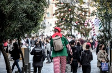 Ξυλοπόδαρος - ξωτικό στον εμπορικότερο δρόμο της Αθήνας, την Ερμού