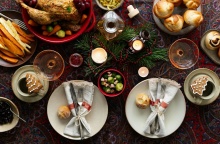 Γαλοπούλα και μπισκότα στο στολισμένο χριστουγεννιάτικο τραπέζι