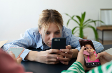 Απαγόρευση social media στους ανήλικους: Η Ελλάδα στα χνάρια της Αυστραλίας;