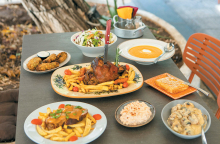 Το Σχολαρχείο της Κυψέλης: Το στέκι της πλατείας Αγίου Γεωργίου βάζει τα γιορτινά του και στην κουζίνα του