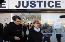 Η Ζιζέλ Πελικό έξω από το δικαστήριο