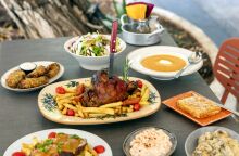 5 νόστιμες στάσεις στην πόλη που φοράει τα γιορτινά της