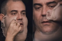 Καρέ καρέ η εντυπωσιακή μεταμόρφωση του Πυγμαλίωνα Δαδακαρίδη για την παράσταση «Η Φάλαινα»