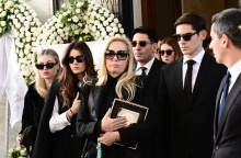 Η Έλενα Μακρή Λυμπέρη με τα παιδιά της στην κηδεία του Αντώνη Λυμπέρη