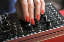 DJ - Νύχια πάνω σε κονσόλα