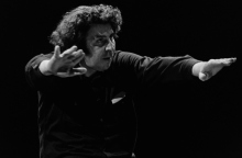 Έτος Μίκης Θεοδωράκης- Όμορφη Πόλη: έρχεται στο Παλλάς για περιορισμένο αριθμό παραστάσεων το θρυλικό έργο του συνθέτη, σε σκηνοθεσία Γιώργου Βάλαρη