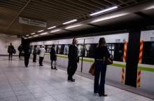 Πολίτες περιμένουν σε αποβάθρα του μετρό