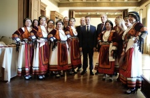 Πρωτοχρονιάτικα κάλαντα για τον Χάρη Δούκα στο δημαρχιακό μέγαρο της Αθήνας