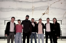 O σκηνοθέτης Ρομέν Γαβράς στα γυρίσματα της ταινίας με την Καλλιτεχνική Διευθύντρια και τον Γενικό Διευθυντή του Φεστιβάλ Αθηνών Επιδαύρου, Κατερίνα Ευαγγελάτου και Ιωάννη Καπλάνη, τον ιδρυτή και επικεφαλής της εταιρείας παραγωγής Heretic, Γιώργο Καρναβά, τον Διευθύνοντα Σύμβουλο ΕΚΚΟΜΕΔ, Λεωνίδα Χριστόπουλο και στελέχη του φορέα.