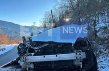 Το αυτοκίνητο στο οποίο επέβαιναν οι τρεις νεαροί μετά το τροχαίο δυστύχημα στις Πρέσπες