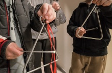 Παιδιά με τρίγωνα στα χέρια λένε τα κάλαντα