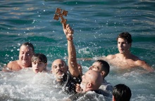 Στιγμιότυπο από το πιάσιμο του Σταυρού τα Θεοφάνεια